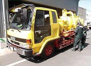 【 吸引作業車 】